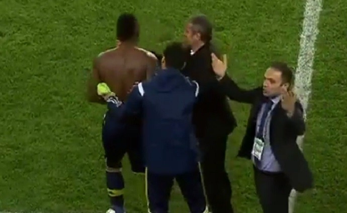 Emenike se irrita e sai de campo no jogo entre Fenerbahçe e Besiktas