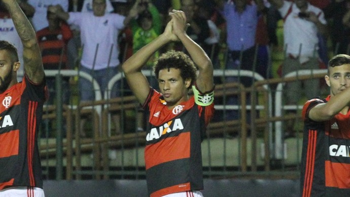 Willian Arão e companheiros acena para a torcida antes de a bola rolar (Foto: Gilvan de Souza/Flamengo) Willian Arão e companheiros acena para a torcida antes de a bola rolar (Foto: Gilvan de Souza/Flamengo)