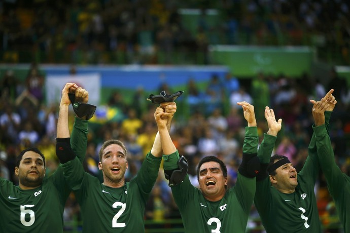 Descrição da imagem: seleção brasileira de goalball agradece à torcida após vitória (Foto: Reuters)
