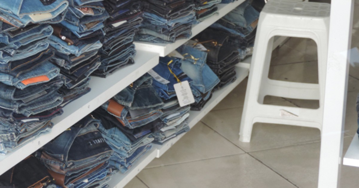 Ladrão coloca roupas dentro de sacola e rouba loja no Centro - Globo.com