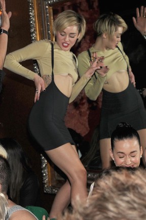 Miley Cyrus em festa após show de Britney Spears em Las Vegas, nos Estados Unidos (Foto: Kevin Mazur/ Getty Images)