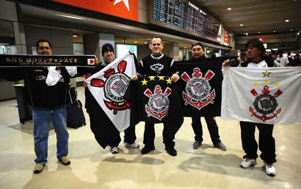 Torcida do Corinthians no aeroporto de Narita (Foto: Marcos Ribolli / Globoesporte.com)