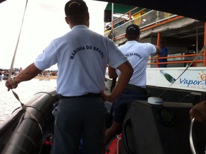 Marinha aborda condutores de embarcações no Rio São Francisco (Foto: Paulo Ricardo Sobral/TV Grande Rio)