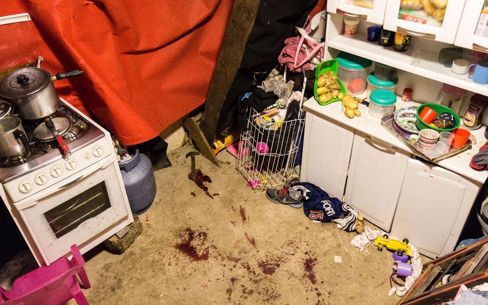 arcas de sague no cômodo da casa onde um rapaz foi baleado por um policial militar, na Favela do Moinho, em São Paulo (SP), na manhã desta terça-feira (Foto: Rogério de Santis/Futura Press/Estadão Conteúdo)