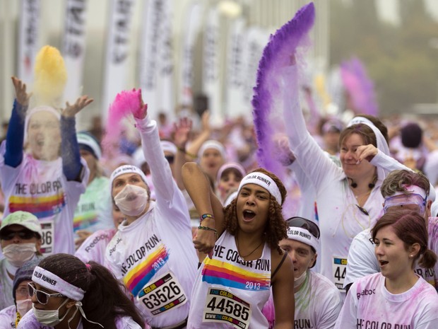The Color Run foi realizada neste domingo (6) em Berlim (Foto: JOHANNES EISELE / AFP)