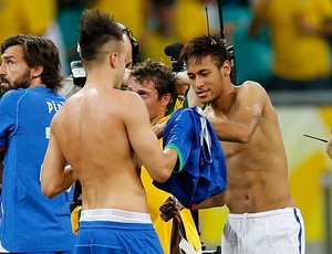 Neymar El Shaarawy troca de camisas Brasil Itália (Foto: AP)