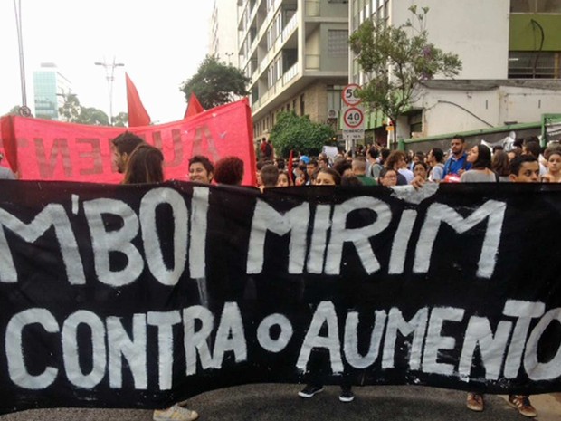Faixa mostra adesão de grupo do M'Boi Mirim, na Zona Sul, ao protesto. (Foto: Márcio Pinho/G1)