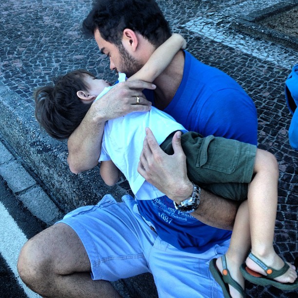 Sidney Sampaio com o filho de Carol Nakamura (Foto: Instagram / Reprodução)