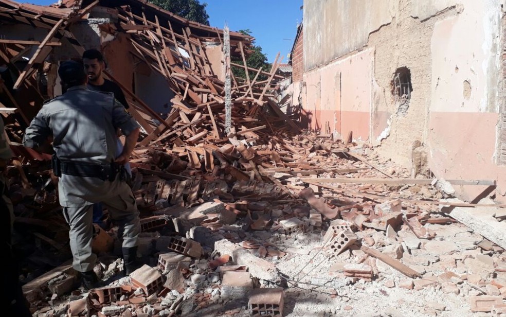 Casa ficou completamente destruída após a explosão, em Guapó (Foto: Vitor Santana/G1 )