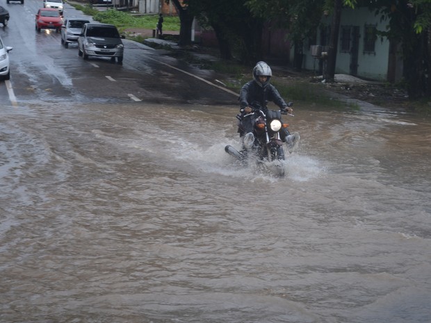 Motoqueiros se arriscaram na Rua Santos Dumont, outro ponto de alagamento (Foto: Abinoan Santiago/G1)