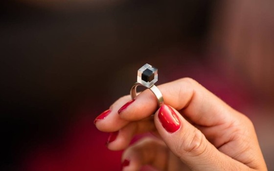 Exemplar de um diamante feito a partir de impurezas do ar de Pequim (Foto: Divulgação - Studio Roosegaarde)