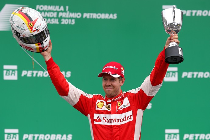 Sebastian Vettel faz festa no alto do pódio, após terceiro lugar em Interlagos (Foto: Getty Images)
