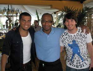 foto de benehilton alves com daniel alves e messi (Foto: Arquivo pessoal)