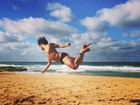 De sunga, Alexandre Pato se diverte em praia no Havaí