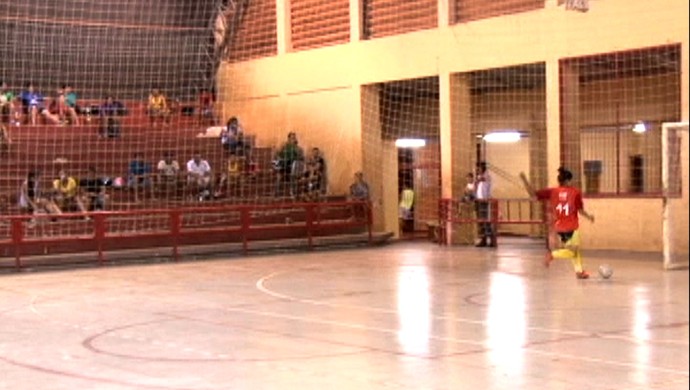 Goleira-linha faz gol contra por conta própria em jogo de futsal no Acre (Foto: Reprodução)