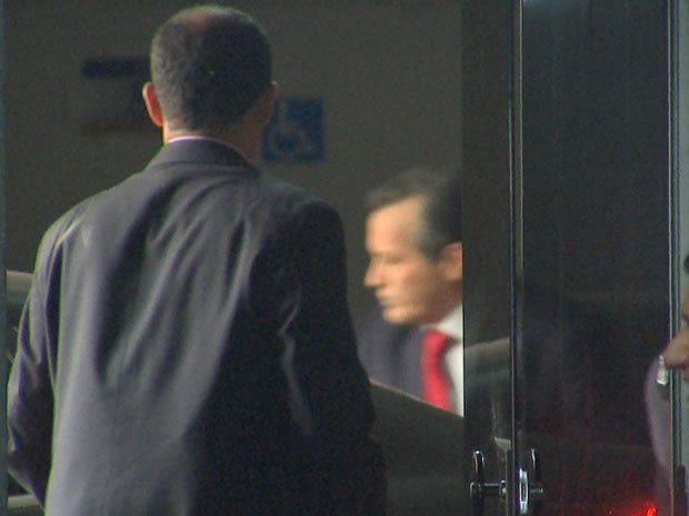 Governador Silval Barbosa deixa a sede da Polícia Federal em MT (Foto: Reprodução/TVCA)