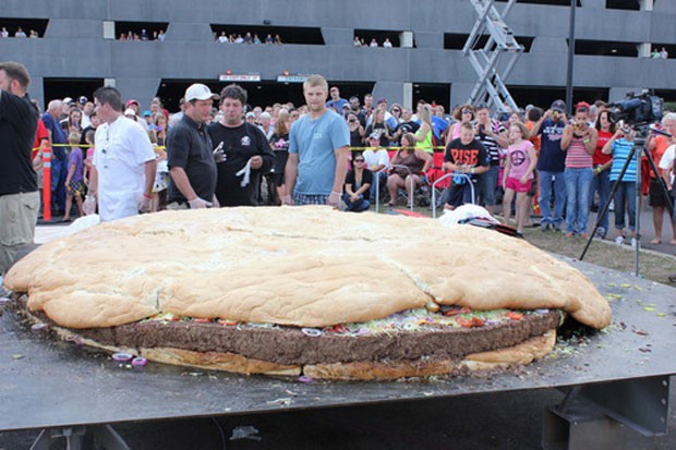 No dia 2 de setembro, chefs prepararam um hambúrguer gigante em Carlton, no estado de Minnesota (EUA). O hambúrguer tinha três metros de diâmetro e pesava 914 quilos. (Foto: AP) No dia 2 de setembro, chefs prepararam um hambúrguer gigante em Carlton, no estado de Minnesota (EUA). O hambúrguer tinha três metros de diâmetro e pesava 914 quilos. (Foto: AP)