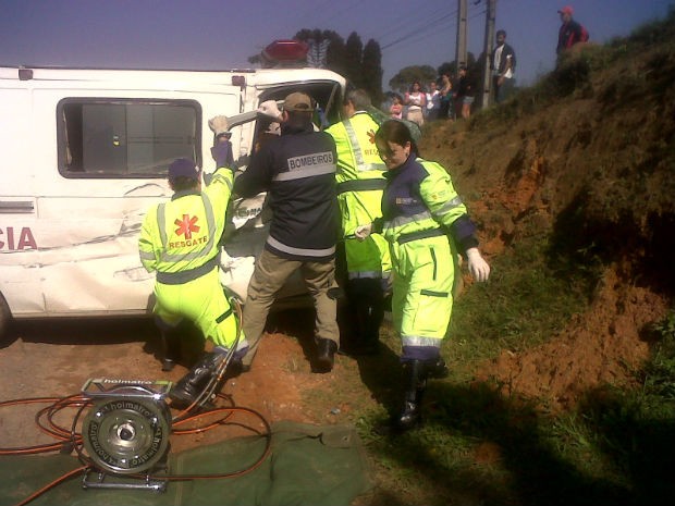 Bombeiros tentar tirar vítimas da ambulância (Foto: Charlene Munhoz)