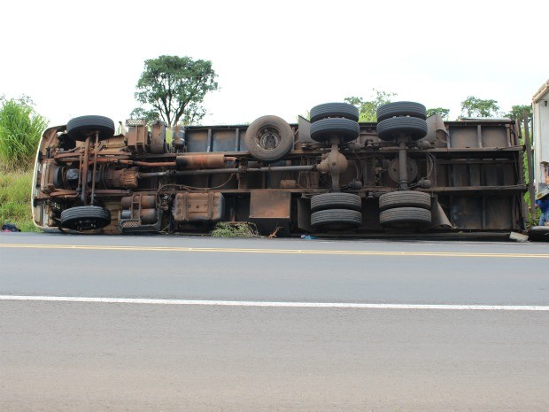 G Caminh O Carregado Iogurte Tomba Em Rodovia De Campo Grande