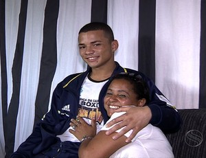 Cássio Oliveira recebe o carinho da mãe em Aracaju (Foto: Reprodução / TV Sergipe)