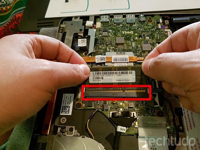 Posicione o pente de memória no slot observando o encaixe correto com o slot: o pente só encaixa de uma forma, não tem erro (Foto: Filipe Garrett/TechTudo) Posicione o pente de memória no slot observando o encaixe correto com o slot: o pente só encaixa de uma forma, não tem erro (Foto: Filipe Garrett/TechTudo)