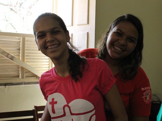 Hortência Cruz irá acompanhada da irmã mais nova e não esconde a felicidade de participar do encontro (Foto: Catarina Costa/G1)