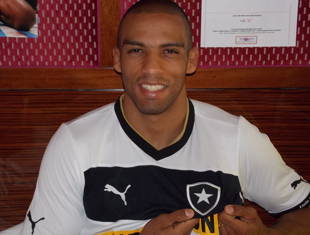 Edson Barboza com a camisa do Botafogo (Foto: Adriano Albuquerque/SporTV.com)