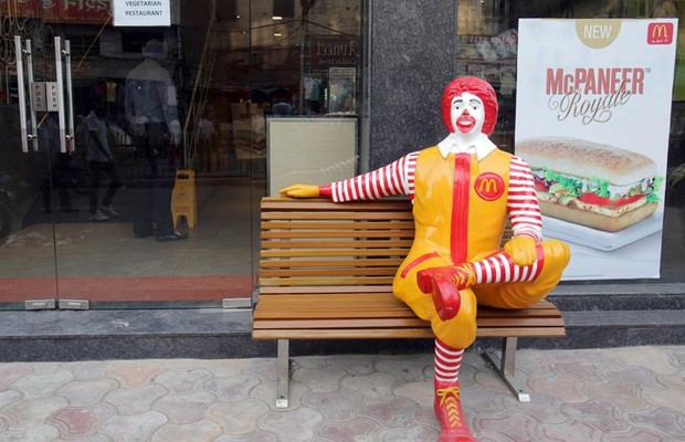 Boneco do Ronald McDonald recepciona visitantes no McDonald's recém-aberto na Índia (Foto: EFE/EPA/RAMINDER PAL SINGH)