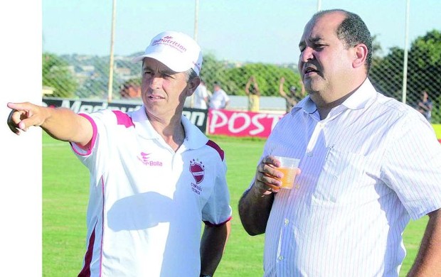 Robélio Schneiger, técnico do Vila Nova, e Marcos Martinez, presidente do clube (Foto: Diomício Gomes/O Popular)