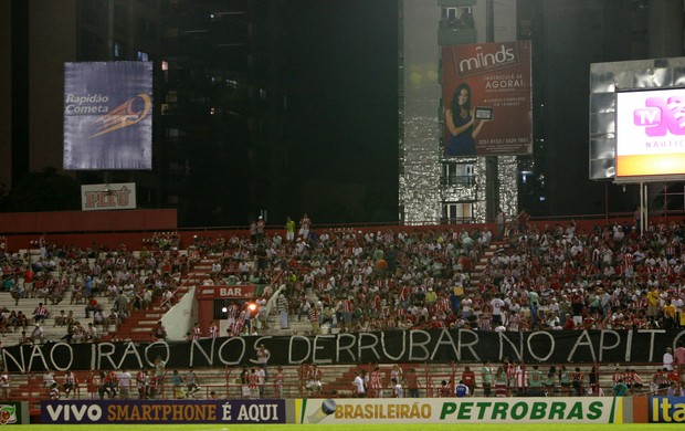 Faixa protesto Náutico (Foto: Otávio de Souza - Ag. Estado)