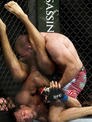 ufc 152 Vinny Magalhaes e Igor Pokrajac (Foto: Agência AP)