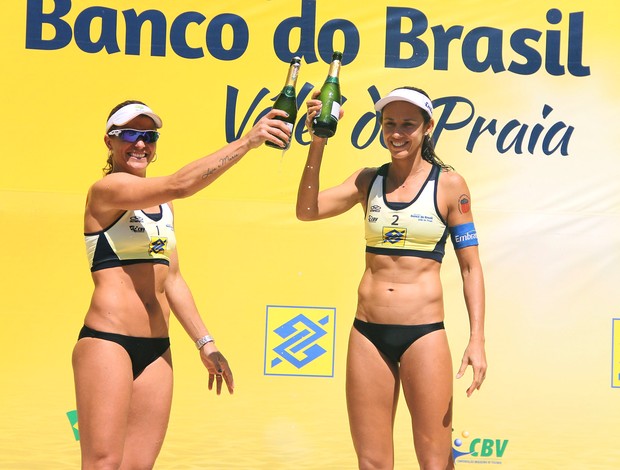 Talita e Larissa comemoração vôlei de praia etapa Vitória (Foto: Paulo Frank / CBV)
