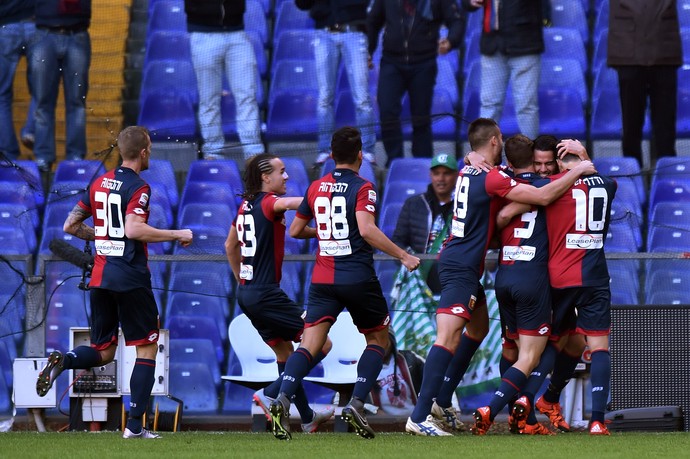 Fernandez Suso comemora gol do Genoa com os companheiros (Foto: Tullio M. Puglia/Getty Images)