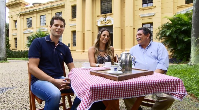 Pedro Leonardo e Aline Lima tomam café cuja planta é melhorada no Instituto Agronômico de Campinas (IAC) (Foto: reprodução EPTV)