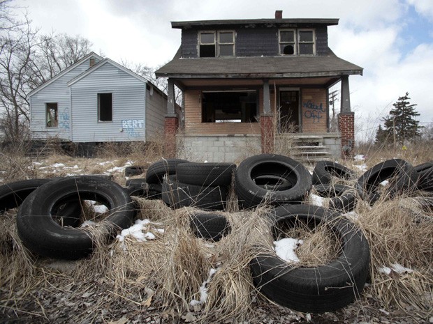 Lixo é visto em frente a casa abandonada em bairro de Detroit.  (Foto: Rebecca Cook/Reuters)