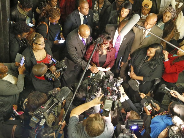 Jannie Ligons, uma das vítimas do policial, fala com a imprensa após o julgamento (Foto: Steve Gooch/The Oklahoman via AP)