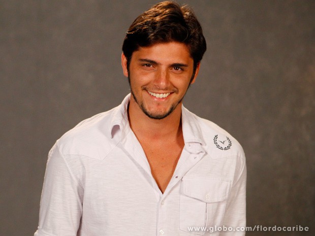 Apaixonado, ator se declara à namorada  (Foto: Flor do Caribe / TV Globo)