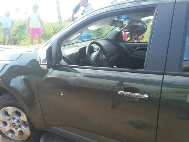 Marca de tiro no carro levado pelos assaltantes, em Teresina (Foto: Ellyo Teixeira/G1)