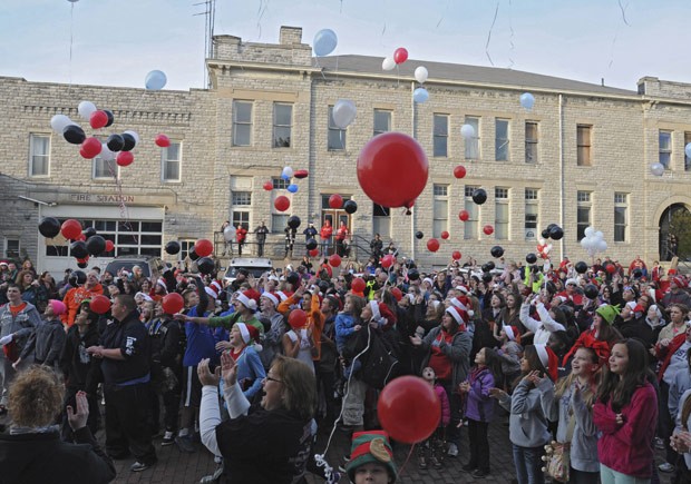 Comunidade de Port Clinton solta balões nesta segunda-feira, como parte das comemorações de Natal antecipadas para o garoto Devin Kohlman. (Foto: AP Photo/News Herald, Jonathon Bird)