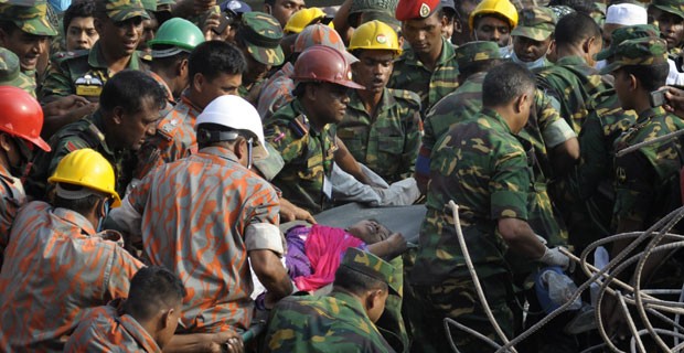 Outra imagem mostra resgate de sobrevivente em local de desabamento em Bangladesh (Foto: Rahul Talukder/AP)