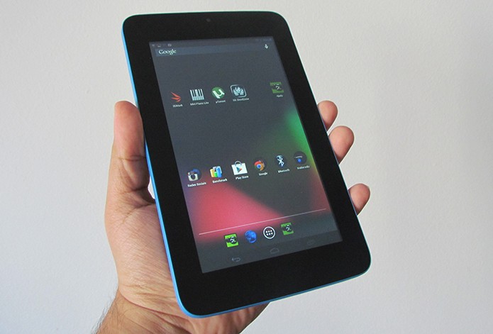 Tablet da DL roda Android pouco modificado, mas carrega vários apps pré-instalados (Foto: Paulo Alves/TechTudo)