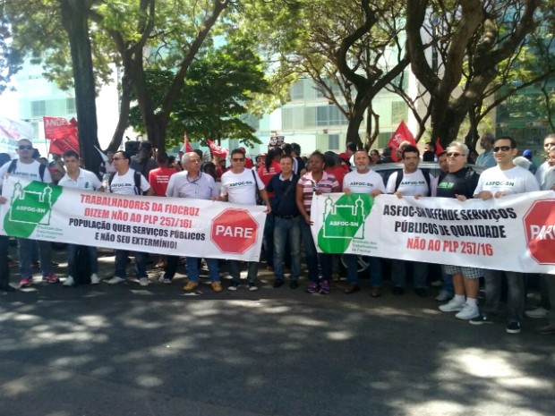 Servidores públicos fazem ato contra PLP 257 em frente ao Ministério da Fazenda (Foto: Bárbara Nascimento/G1)