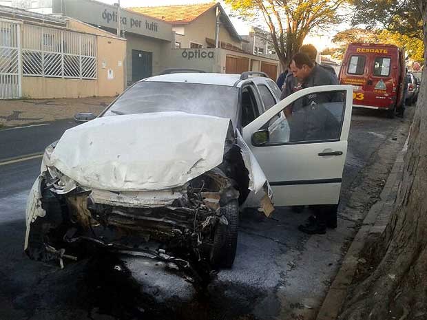 G1 Carro Invade Rua Na Contramão E Bate Contra Muro De Casa Em