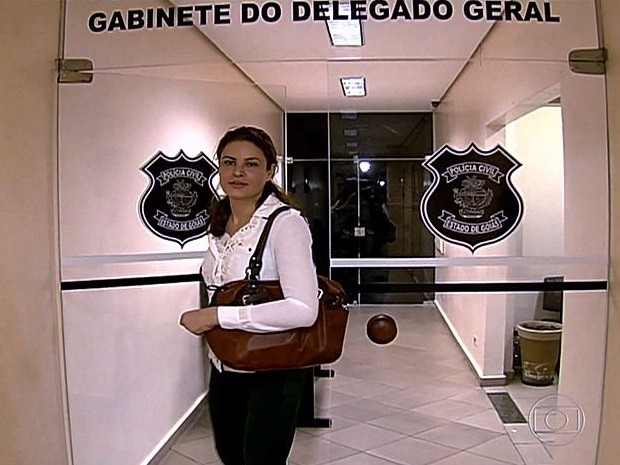 Delegada Laura de Castro Teixeira na sede da Polícia Civil em Goiás (Foto: Reprodução/TV Globo)