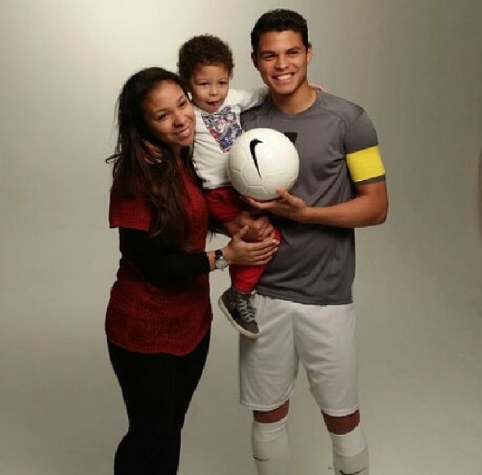 Thiago Silva, esposa Isabelle e filho Iago (Foto: Reprodução/Instagram)