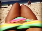 Gaby Amarantos mostra decotão em praia e é chamada de gostosa na web