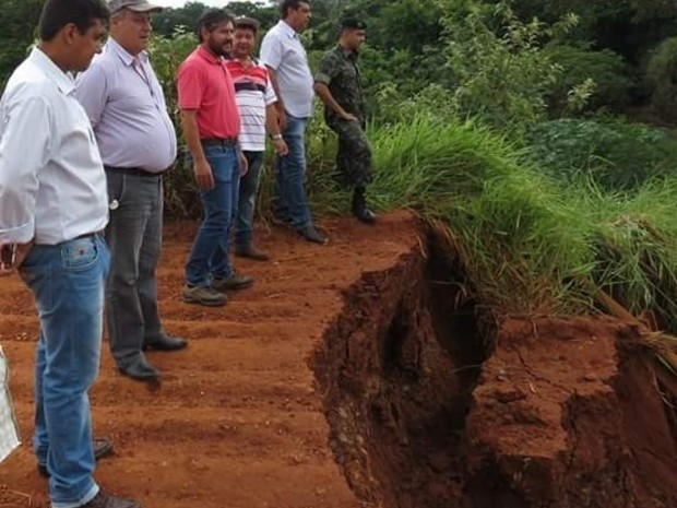Autoridades de Guia Lopes da Laguna e comandante da unidade do Exército na região visitam local do desabamento da ponte (Foto: Ademir Souza Almeida/Arquivo Pessoal)