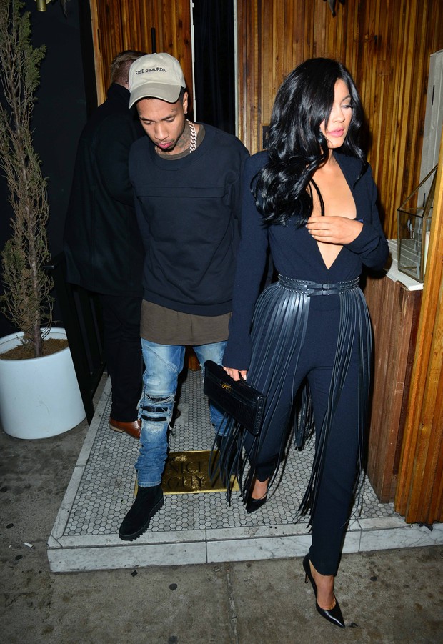 X17 - Kylie Jenner e o namorado, Tyga, em restaurante em Los Angeles, nos Estados Unidos (Foto: X17online/ Agência)