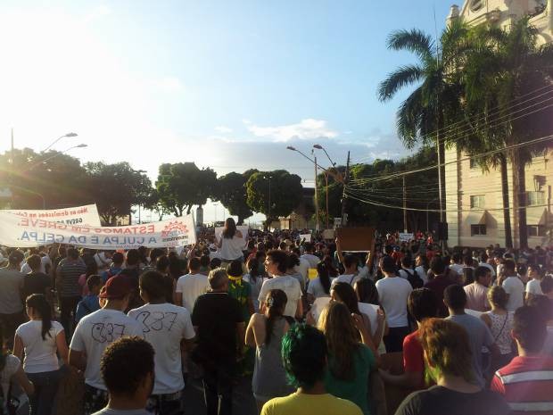 Multidão toma as ruas do centro da capital paraense. (Foto: Ingrid Bico/G1)