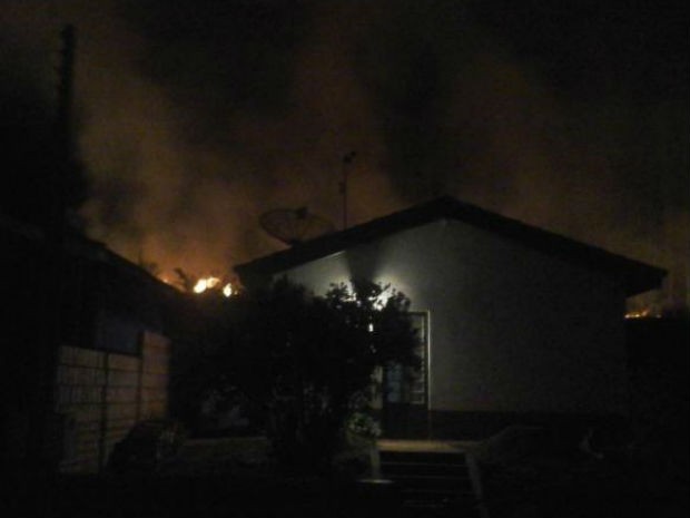 Bombeiros de Piraju foram acionados para controlar o incÃªndio (Foto: Arquivo Pessoal/ Luiz Alcides JosÃ© Oliveira)